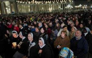 El papa a da gracias a los voluntarios mientras el Vaticano celebra otro evento del Año Santo sin él