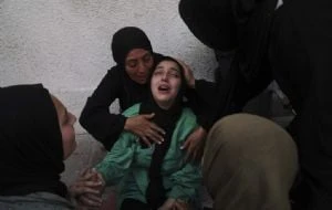 Ataques israelíes matan a 52 personas en Gaza, incluidos 36 en una escuela convertida en refugio