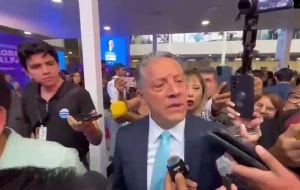 Fiscal da manotazo a reportero que preguntó por fiesta en instalaciones de la FGE Guanajuato (Video)