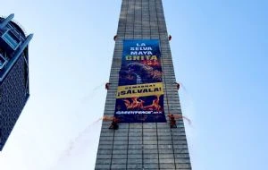 Greenpeace coloca pancarta en la Estela de Luz contra la deforestación en la Selva Maya
