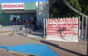Con manta, piden a capo que surta medicamentos en Hospital General de Mexicali