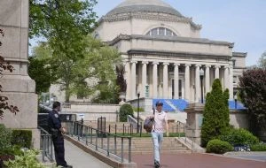 Universidad de Columbia suspende a más de 65 estudiantes tras protesta pro palestina en biblioteca