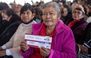 Así puedes recoger la tarjeta del Banco del Bienestar para pensiones a mujeres y adultos mayores