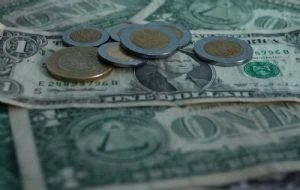 El peso arranca la semana con pérdidas ante nuevos aranceles de Trump