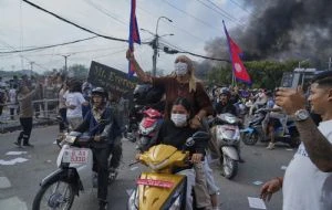 Manifestantes incendian edificios en Nepal durante protesta contra prohibición de redes (Video)