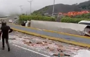 Vuelca un tracto camión de refrescos en La Pera; carga vehicular en la México-Cuernavaca (Video)