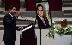 Protestan contra homenaje póstumo a Fidel Herrera en el Congreso de Veracruz