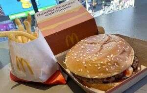 Aumentan casos de intoxicación con E. coli por comer en McDonald’s