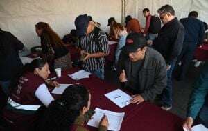 Brugada entrega becas de transporte para universitarios. ¿A cuánto ascienden?