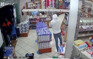 Aunque no se resistió al asalto, una cajera de Farmacias Guadalajara fue asesinada en Uruapan (Video)