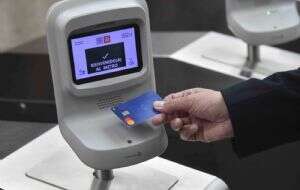 Ya es posible pagar en el Metro con el teléfono o tarjeta de crédito y débito. Así funciona (Video)