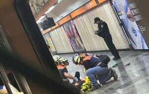 Hombre atacó a pasajeros del Metro Tacubaya y luego se aventó a las vías del tren