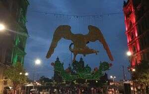 Lluvia provoca corto circuito en alumbrado patrio del Zócalo, incluida águila tridimensional