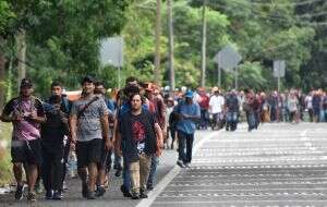 Caravanas migrantes aceleran el paso ante llegada de Trump al gobierno de EU