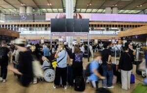 Aerolíneas se empeñan en volver a la normalidad tras un apagón tecnológico mundial