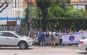 Trabajadores del PJF protestan contra la reforma afuera de la sede de la plenaria de Morena (Video)