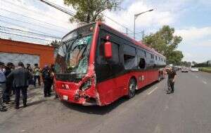 Metrobús embiste 11 autos y una moto al quedar aparentemente sin frenos; hay 4 heridos