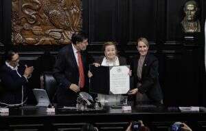 Ninfa María Deándar recibe la Medalla Belisario Domínguez; evoca a Julio Scherer, “el gran héroe”