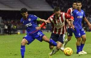 Cruz Azul goleó 3-0 a las Chivas en el Estadio Azteca