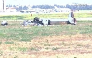 Choque de avión antiguo en evento del Día del Padre deja dos muertos