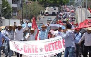 Marchan en Chilpancingo por pensiones dignas y los desaparecidos