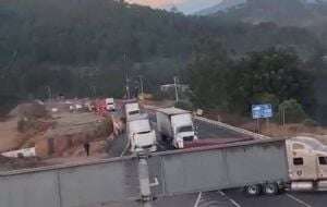 Habitantes de Ziracuaretiro bloquean carreteras por la desaparición de dos personas