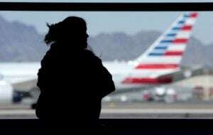 En vísperas de Navidad, suspenden vuelos de American Airlines por presunto ciberataque