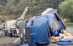 Volcadura de tráiler en la México-Cuernavaca deja filas kilométricas