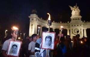 Ayotzinapa: marchan con antorchas del Hemiciclo al Zócalo