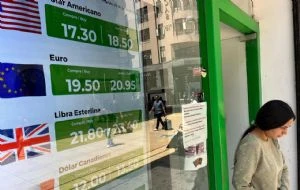 Peso resbala ante el dólar tras ataque contra Donald Trump