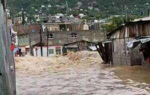 Caudal crecido del río Huacapa por John se lleva casas de habitantes en Chilpancingo (Videos)