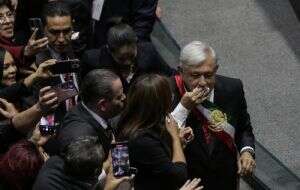 Entre protestas y simpatizantes, AMLO se dirigió a entregar la banda presidencial a Sheinbaum (Video