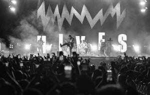 The Hives, explosiva noche de rock en el Palacio de los Deportes (Videos)