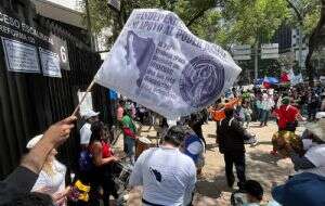 Trabajadores del Poder Judicial protestan afuera del Senado durante el sorteo de plazas de jueces