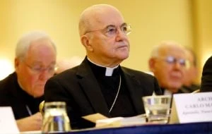 Vaticano excomulga a exnuncio apostólico ante EU y lo declara cismático