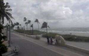 Emiten alertas de huracán por Debby; temen inundaciones devastadoras