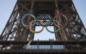 Organizadores de Juegos de París presentan los cinco anillos olímpicos sobre la Torre Eiffel