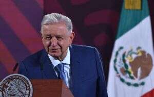 AMLO defiende a Ana Guevara y culpa al neoliberalismo por el mal desempeño de México en París 2024