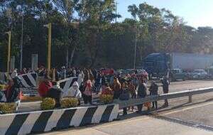 Trabajadores de Salud de Oaxaca bloquean carreteras por falta de pago del IMSS Bienestar