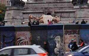 Escultura "caída" en el Ángel de la Independencia es para una filmación: Gobierno CDMX