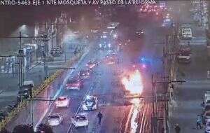 Se incendia un camión de RTP en el Eje Central Lázaro Cárdenas en CDMX (Video)