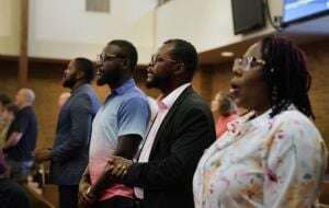 Los haitianos de Ohio encuentran solidaridad en la iglesia tras falsa acusación de comer mascotas