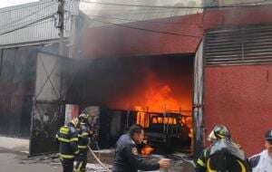 Arde una fábrica de muebles en Iztapalapa; evacuan a 30 personas