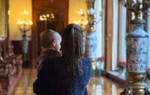 Sheinbaum comparte foto navideña con su nieto desde Palacio Nacional