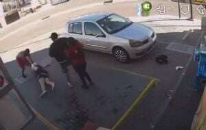 Le tomó una foto y segundos después el sujeto la atacó a golpes en Querétaro (Videos)