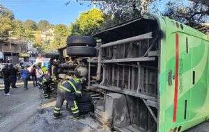 Volcadura de camión deja 32 pasajeros heridos en la carretera Federal México- Cuernavaca (Video)