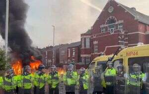 Más de 50 policías heridos en protestas violentas por la muerte de tres niñas en taller Taylor Swift