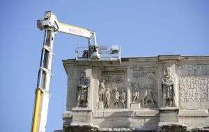 Rayo daña el antiguo Arco de Constantino durante una violenta tormenta eléctrica en Roma