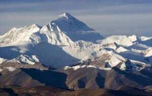 Un río está elevando la cima del Monte Everest