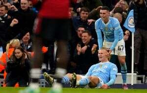 Foden lidera remontada de Manchester City para vencer 3-1 a Manchester United